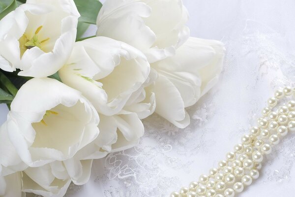 Fleurs perles tulipes blanches dentelle perles bouquet