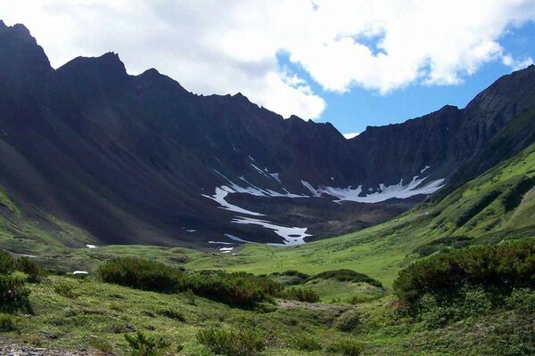 Красивые горы и зелёная поляна