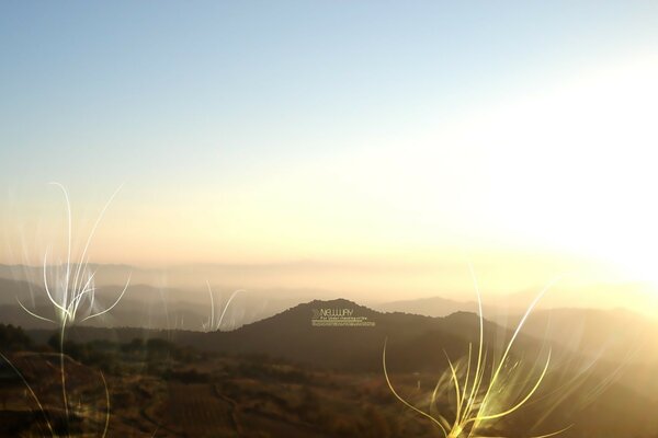 Niebla sobre las colinas. Paisaje con elementos gráficos