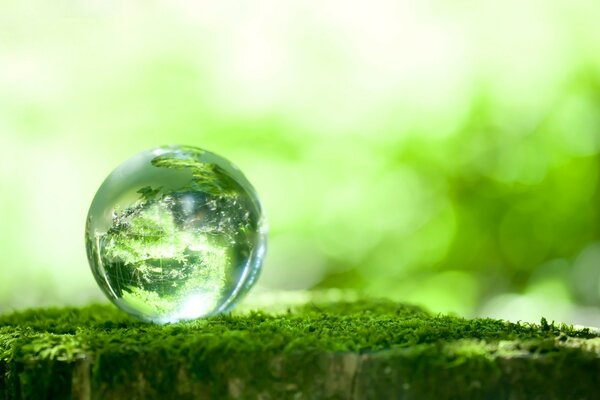 Wassertröpfchen. Ein Tropfen in Form eines Planeten