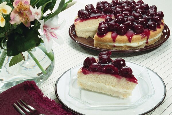 Tarta de queso de cereza en la mesa