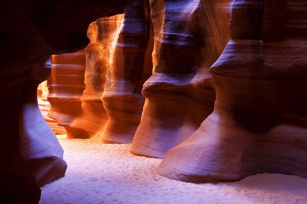 Luce sfocata nel canyon in viaggio