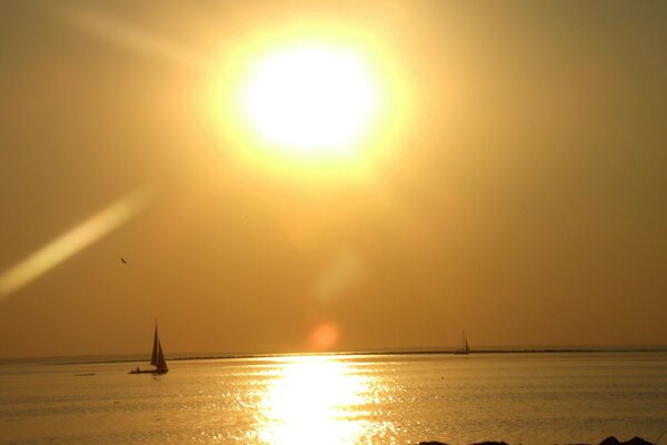 Misterioso tramonto sull oceano