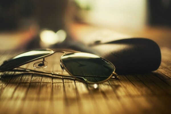 Nature morte avec des lunettes sur une table en bois