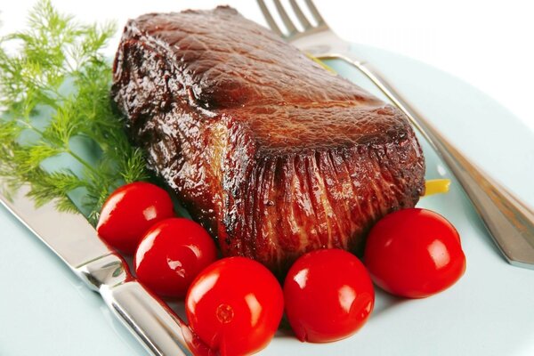 Fondo de pantalla con plato de carne y tomates