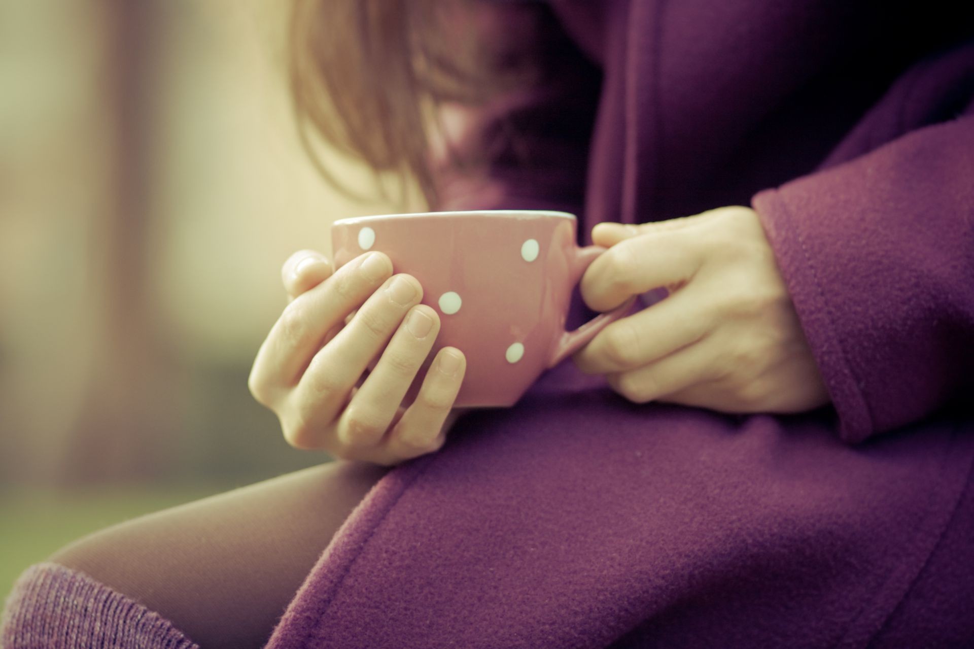 женщина девушка релаксация в помещении отдых взрослый руки один семья номер по беременности и родам медицина