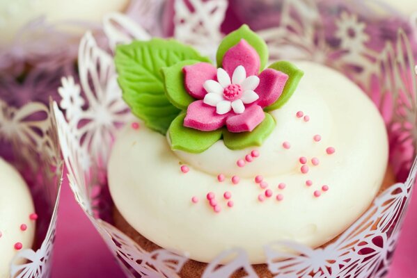 Dessert avec décoration en forme de fleur