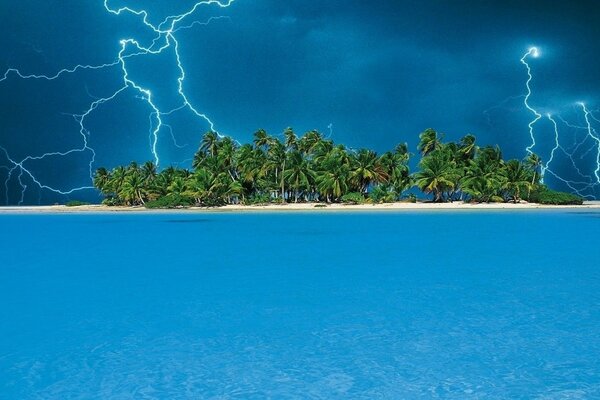 Île tropicale dans les éclairs