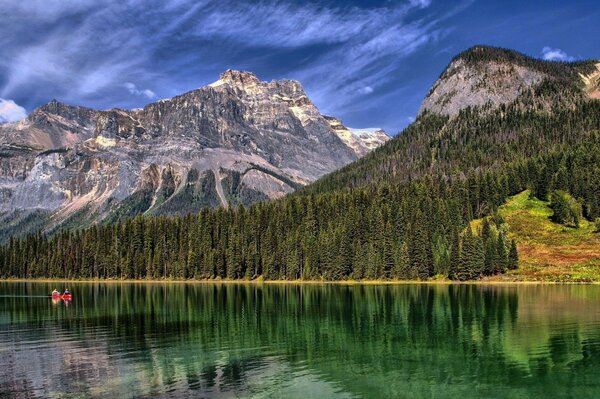 Cielo montañas árboles lago paisaje