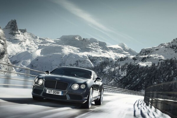 Carro esportivo nas montanhas de Inverno