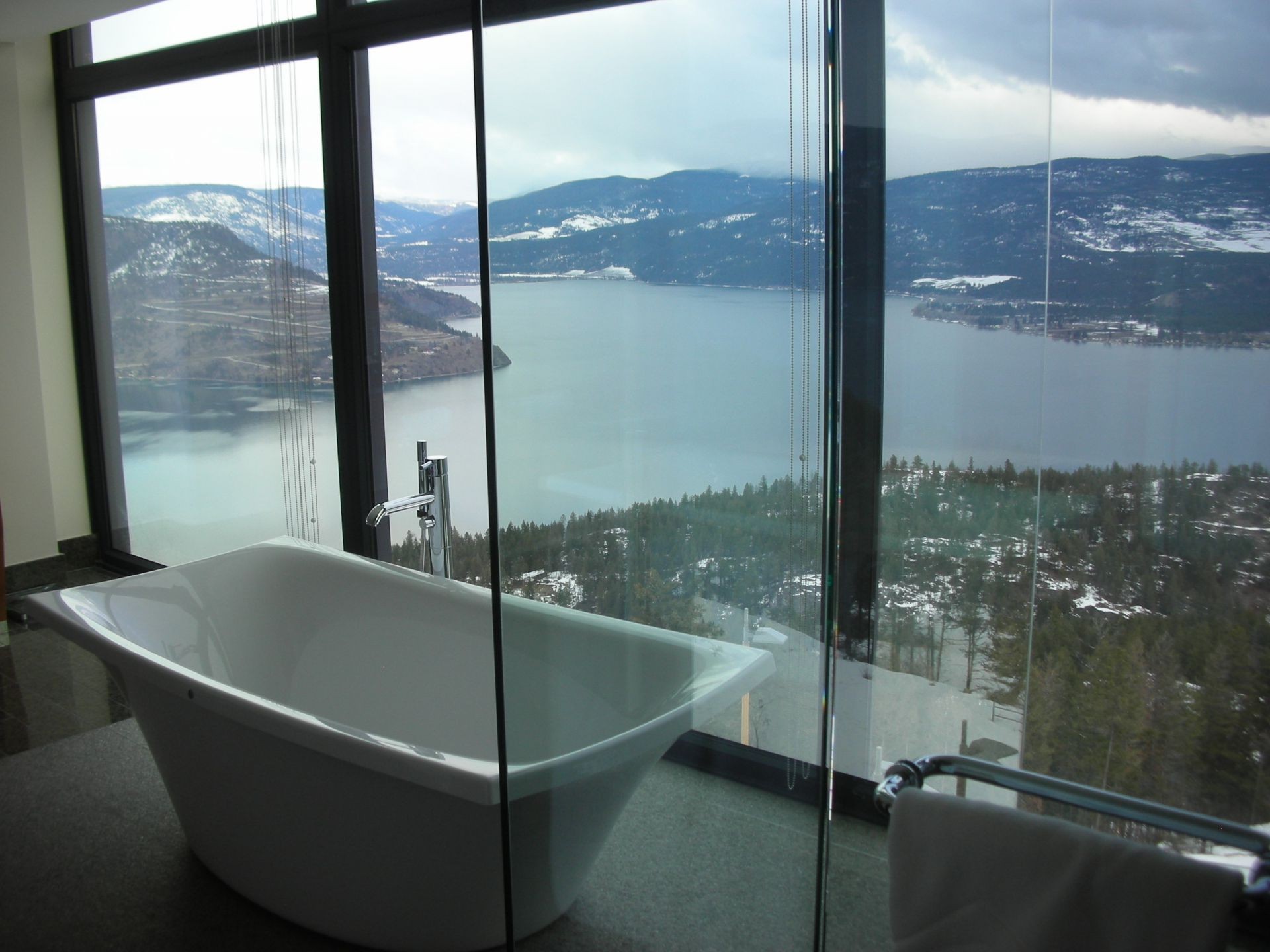 salle de bain fenêtre intérieur réflexion chambre moderne miroir meubles luxe verre maison design d intérieur maison famille lumière du jour baignoire lieu aube voyage