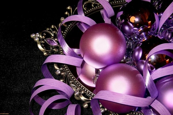 Décorations de Noël dans des couleurs violettes