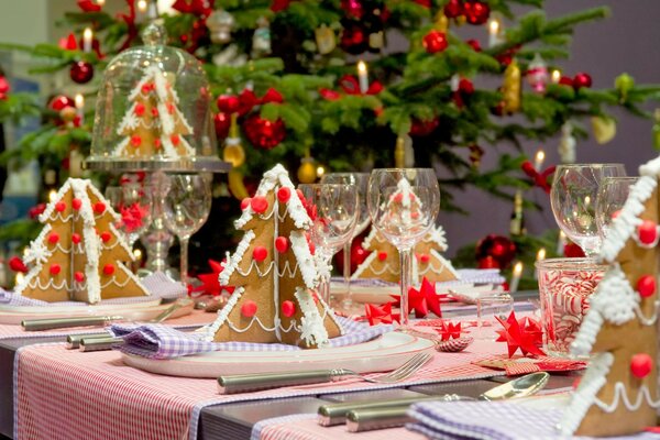 Mesa de año nuevo con servilletas de pan de jengibre