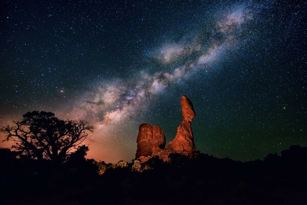 Belle roche sur fond de ciel étoilé. Semka nocturne