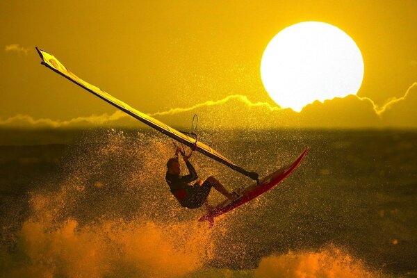 Surf. Tramonto luminoso. Cielo. Spruzzo