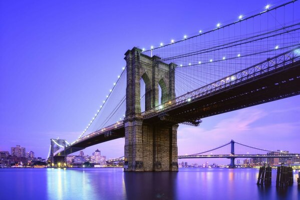 El cielo azul del río sobre el puente