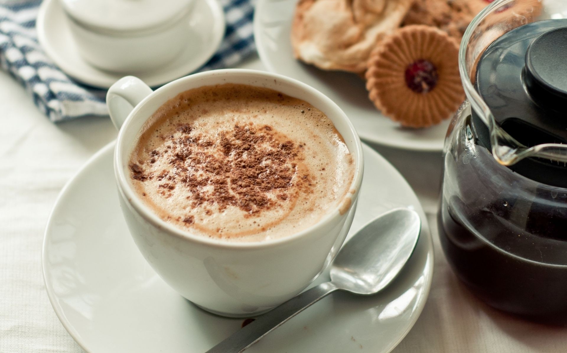 café espresso taza cappuccino desayuno cafeína caliente amanecer beber leche crema comida taza espuma mesa chocolate azúcar platillo delicioso