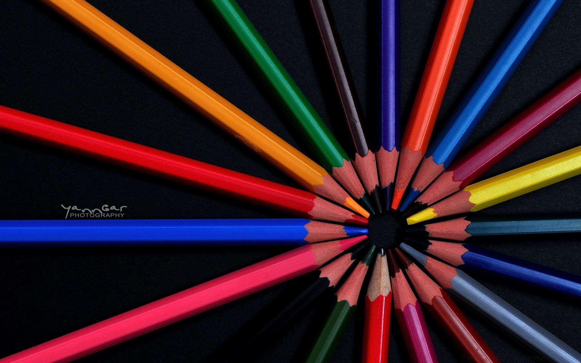 couleurs vives forte crayon art éducation créativité arc-en-ciel école couleur panaché composition lumineux nain bois contraste artistique sombre résumé