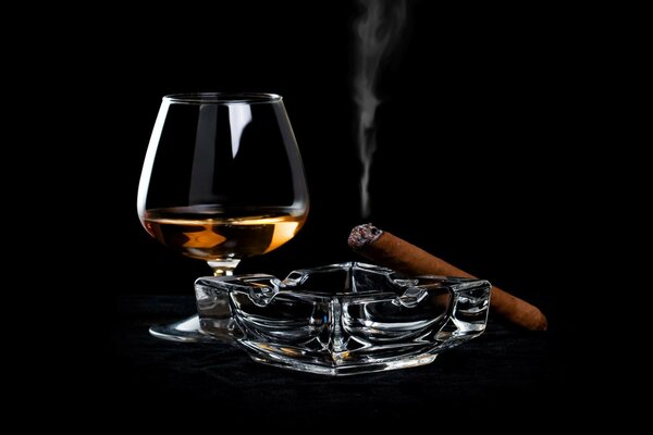 Bere cognac bicchiere posacenere