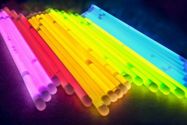 Tubos de colores de pintura brillante