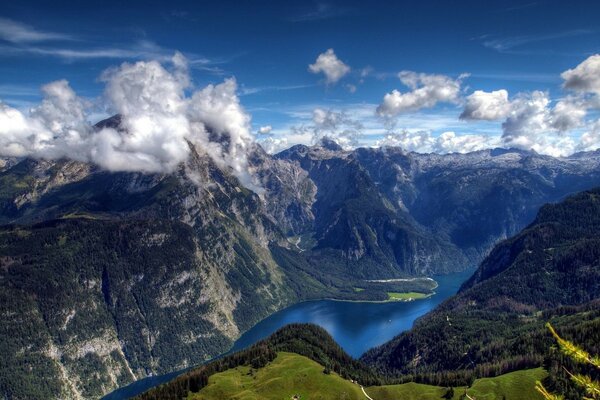 Berge Fluss Himmel Wolken Bäume