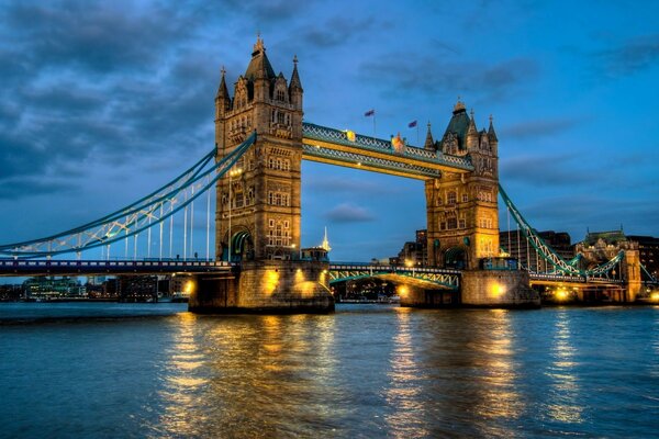 İngiltere deki Thames Nehri üzerindeki köprü