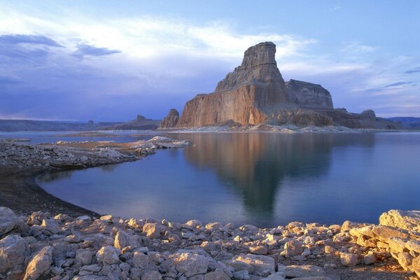 Hermosa roca alta en el mar