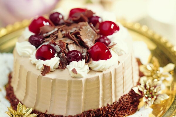 Süßes Schokoladendessert mit Sahne