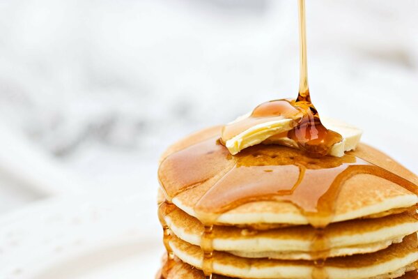 Pfannkuchen mit süßem Sirup zum Frühstück