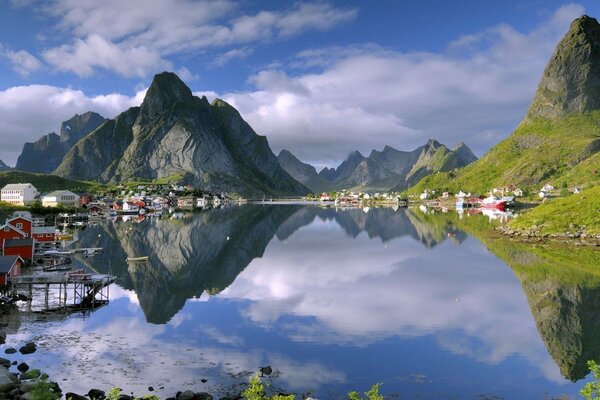 Eine kleine Stadt in der Nähe des Fjordes