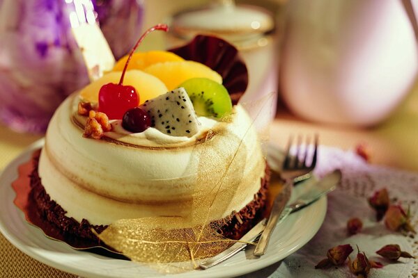 Restaurant-Dessert mit Früchten auf einem kleinen Teller