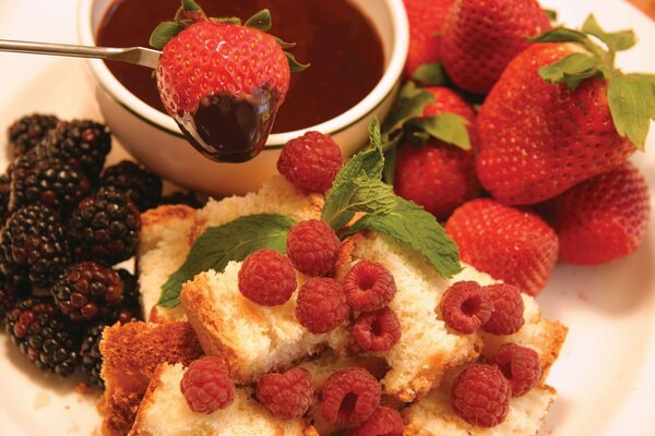 Schokoladenfondue mit Erdbeeren, Himbeeren und Brombeeren