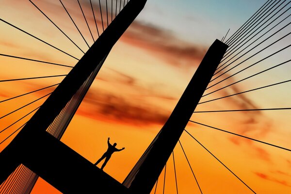 El hombre de la puesta de sol roja en el puente