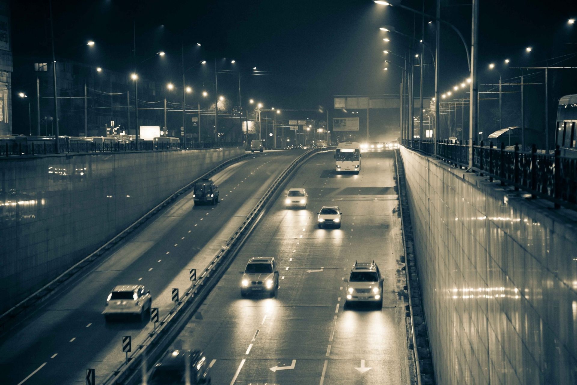 stadt und architektur straße verkehrssystem straße unschärfe verkehr stadt autobahn auto schnell brücke innenstadt städtisch reisen monochrom bus abend haus verkehr dämmerung sehnen