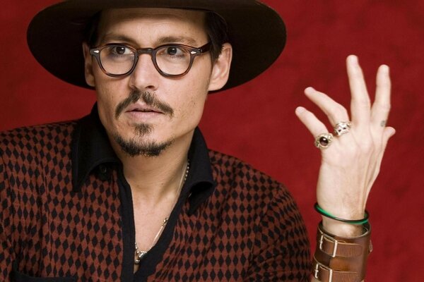 Johnny Depp sur fond rouge