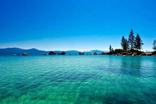 Mar azul en medio de altas montañas