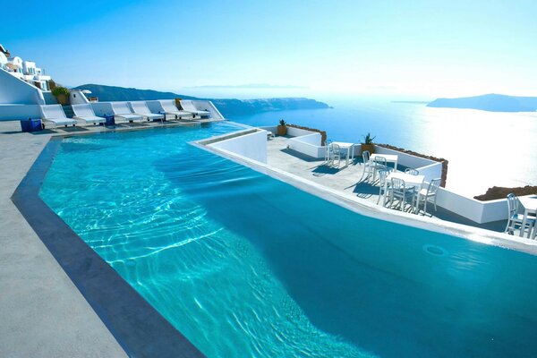 Infinity-Pool im Hotel am Meer