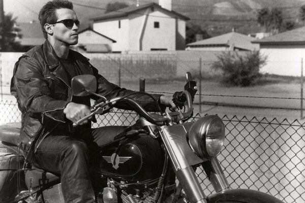 Arnold Schwarznegger auf einem Motorrad