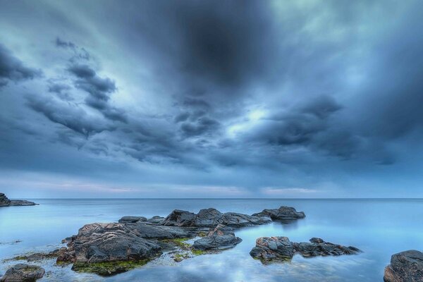 Schweden Meer Wolken am Abend Steine blauer Strandhimmel