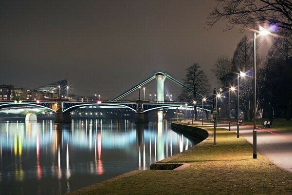 Piękna promenada w godzinach wieczornych