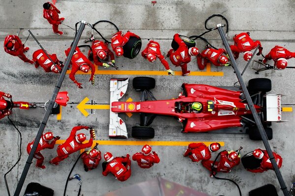 Voiture de course rouge et les gens en rouge