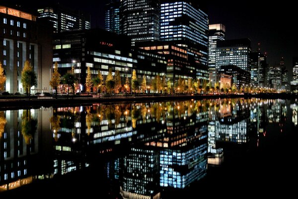 Reflejo de la ciudad nocturna en el río