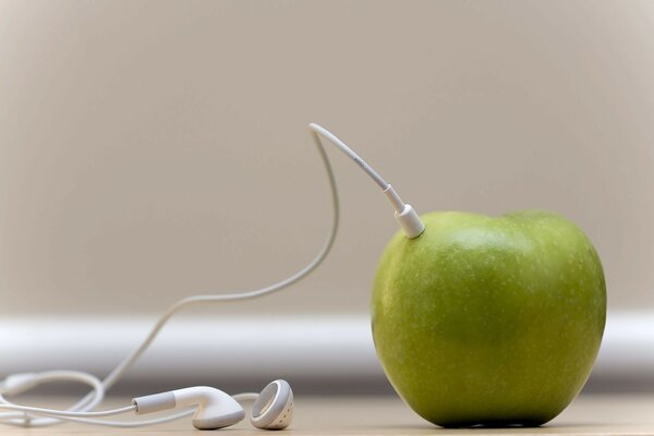 एक क्रैक किए गए सेब से स्वास्थ्य चार्ज करना