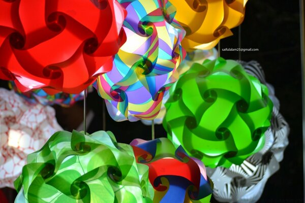 Bright balls are green, red, yellow