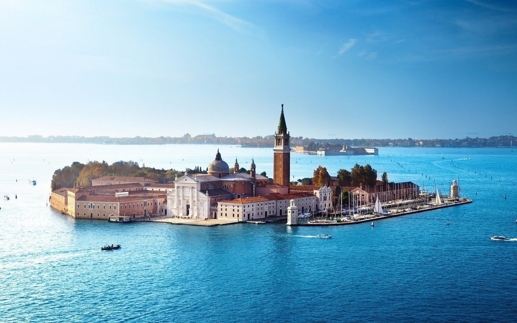 stadt wasser reisen meer architektur wasserfahrzeug boot meer himmel tourismus haus im freien stadt urlaub hafen