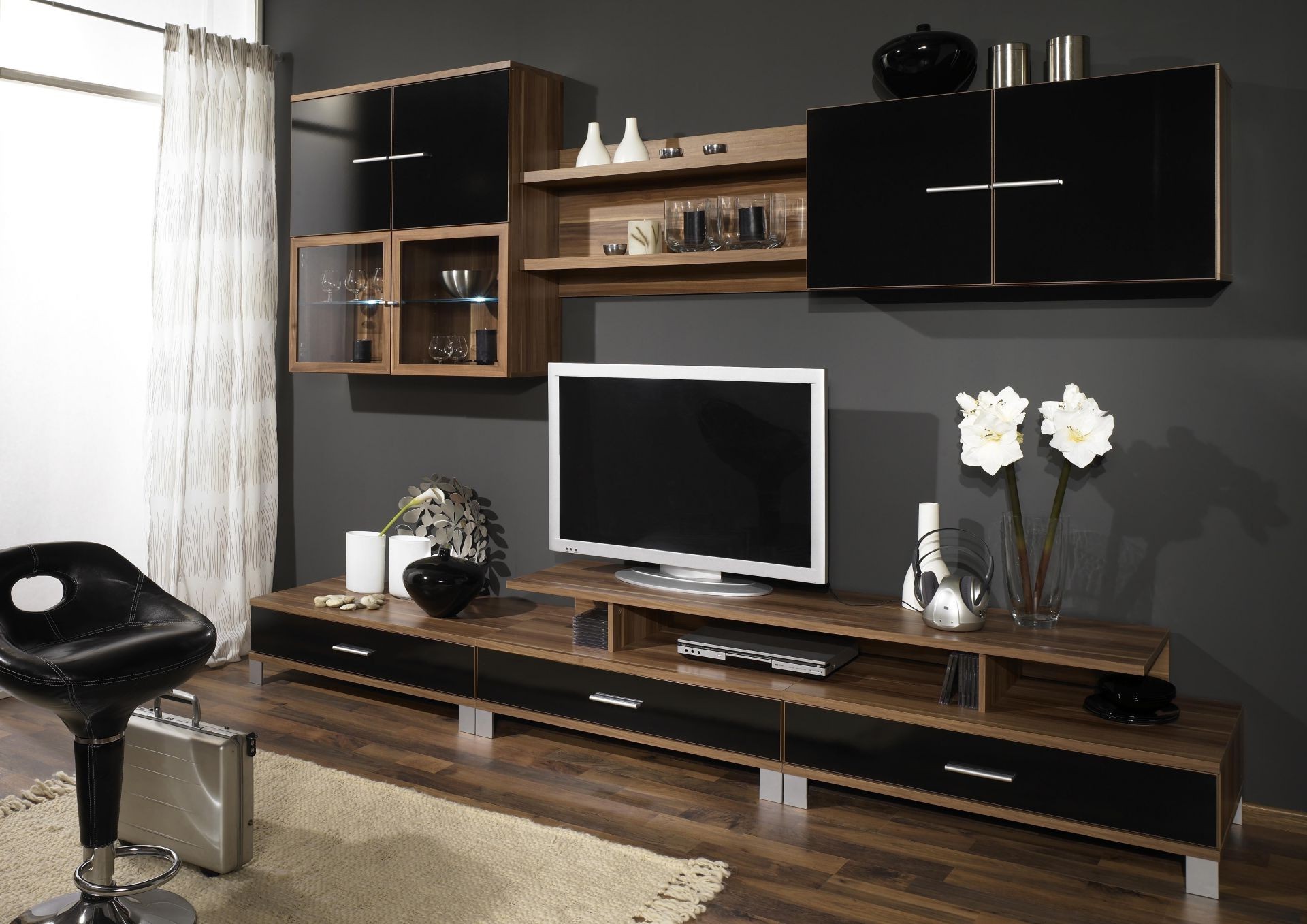 wohnzimmer zimmer möbel innen modern familie tisch platz innenarchitektur wohnung boden haus zuhause stuhl sofa innen regal fenster arbeitszimmer fernseher luxus