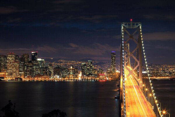 Puente en el fondo de la ciudad nocturna