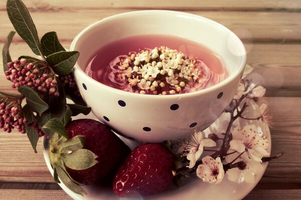 Stillleben von Kräutertee mit Erdbeeren