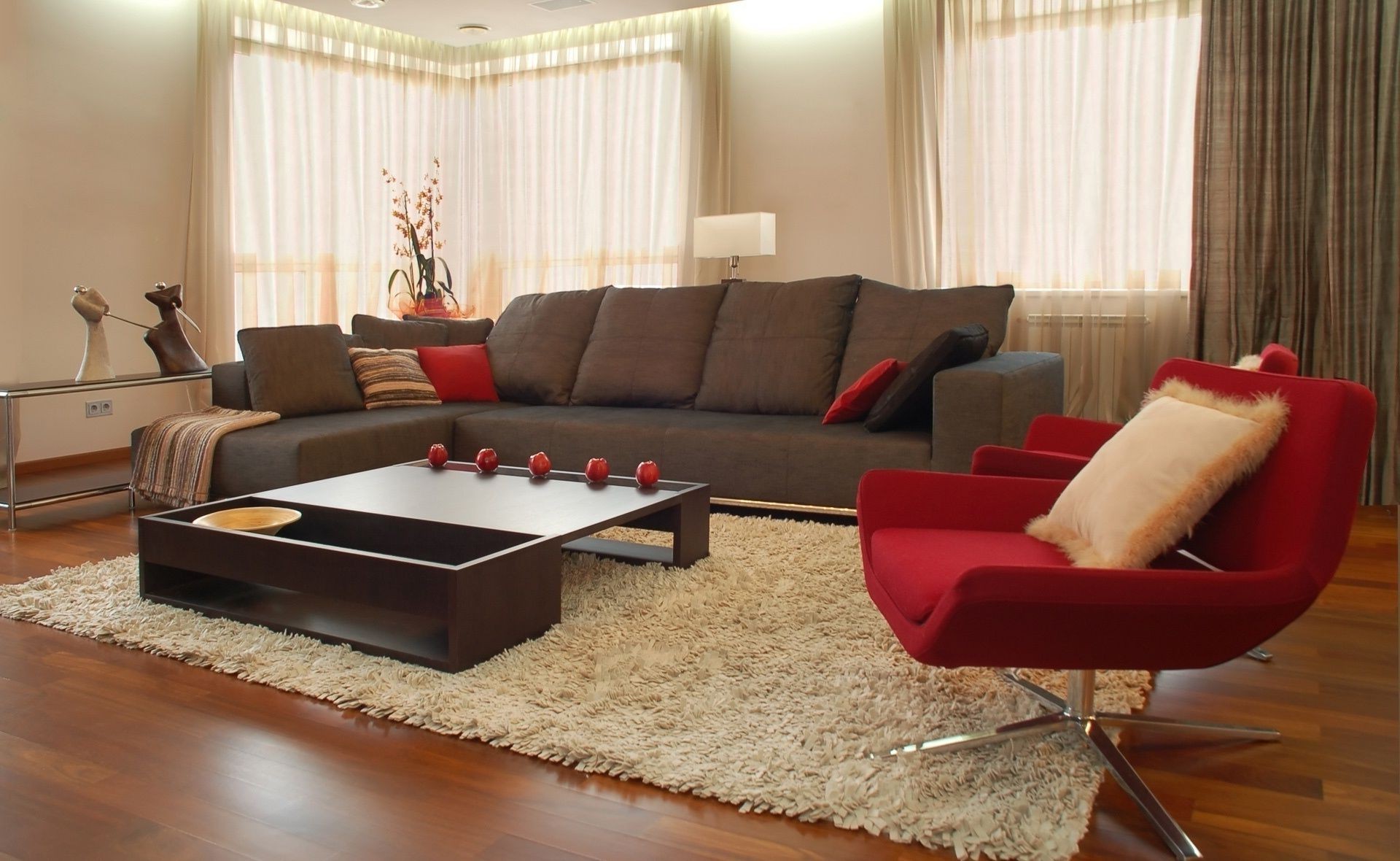 salas de estar muebles asiento habitación interior sofá diseño de interiores moderno silla lámpara alfombra lujo mesa familia comodidad almohada cortina piso mesa de café interior almohada