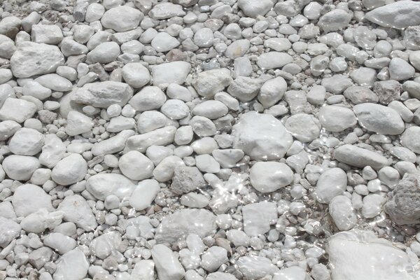 Белые камни в воде